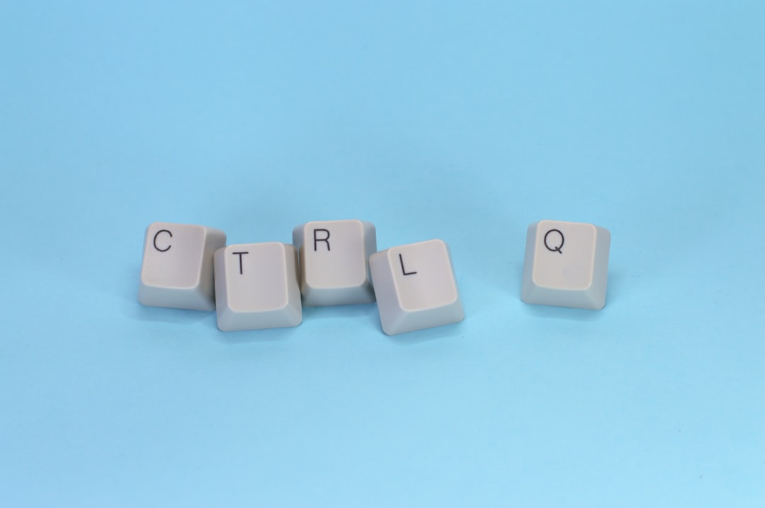 Ctrlキーが写った青い背景のキーボード