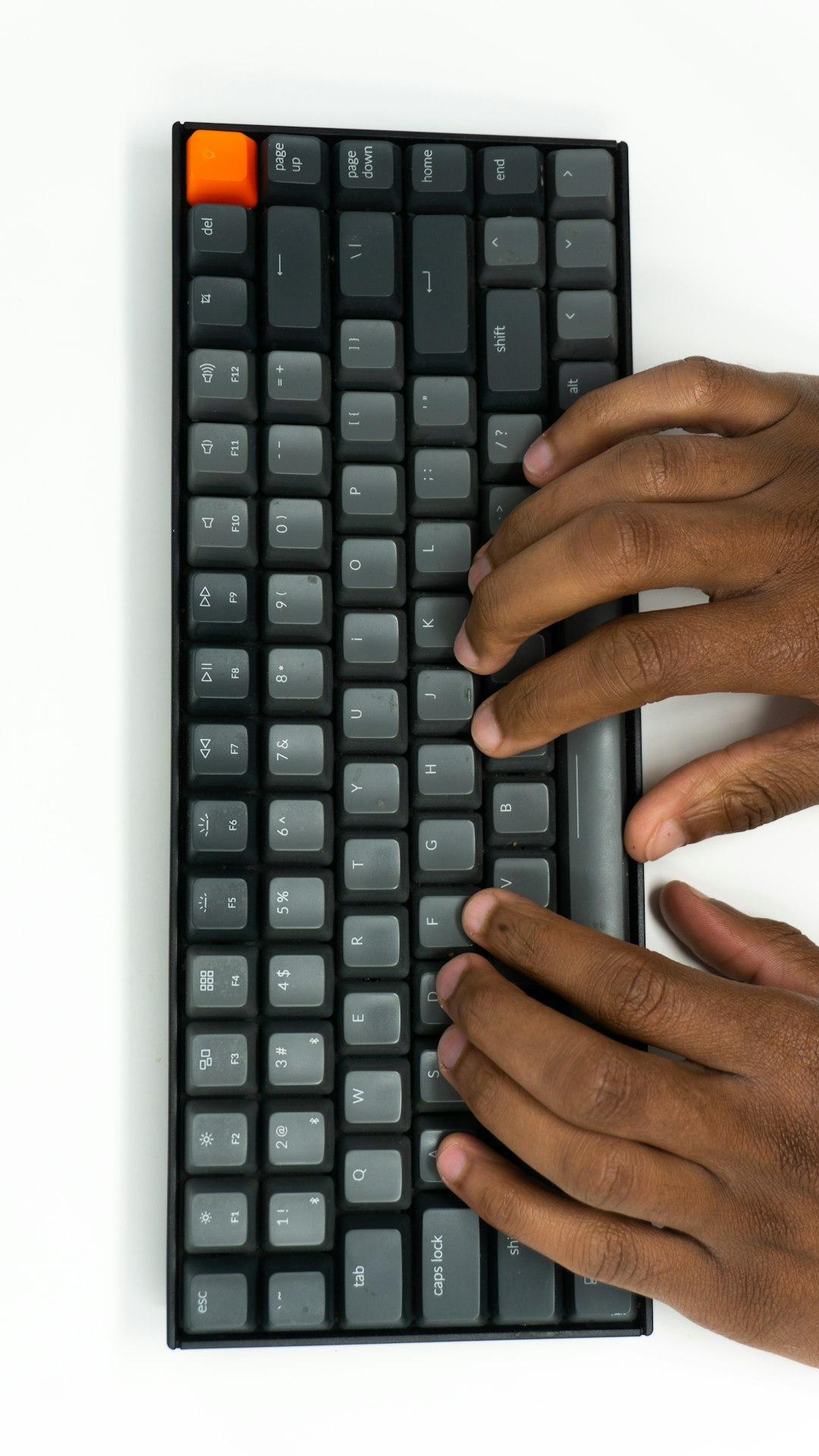 両手がキーボードに乗っている様子